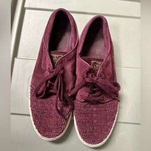 Nike Stefan Janoski mens 10 shoes
Burgundy suede basket weave leather sneakers